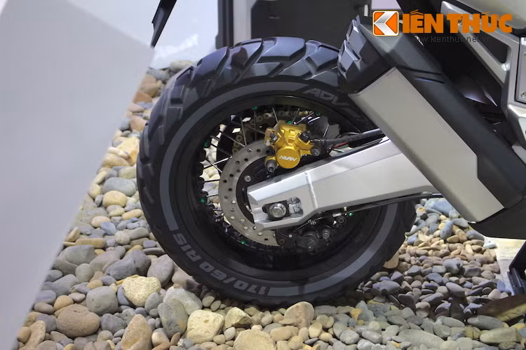 Giống như những mẫu xe phân khối lớn, xe tay ga ADV sở hữu bộ gắp sau chắc chắn, được hàn từ nhôm cứng. Vành sau chỉ có đường kính 15 inch, nhưng sử dụng lốp gai có thông số khá lạ: 170/60/15.