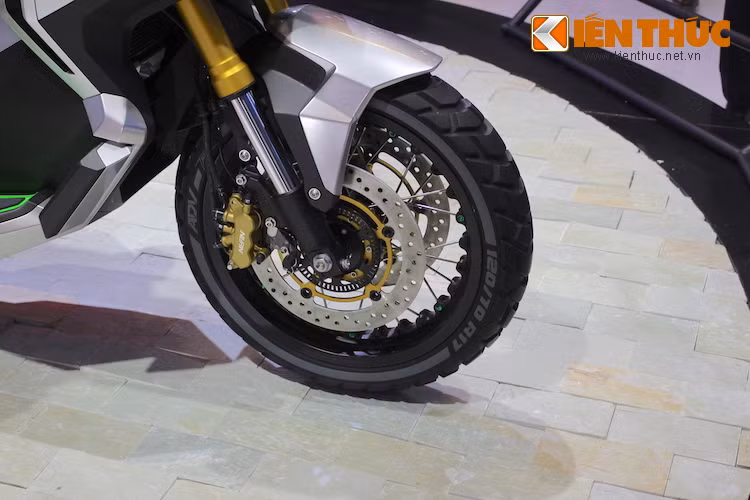 Để có thể vượt địa hình một cách dễ dàng, ADV Concept đã được trang bị bộ phuộc USD với hành trình lớn, kèm vành nan với đường kính lên tới 17 inch và lốp gai 120/70/17 ở phía trước. Xe sở hữu hệ thống phanh trước khá "khủng" với đĩa kép kèm heo Nissin 3 pis.