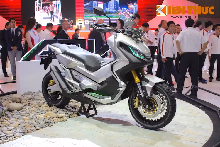 Là "con lai" giữa 2 dòng xe là "cào cào" địa hình (enduro/adventure) và xe tay ga, Honda ADV Concept có tính dễ sử dụng của xe tay ga, cùng với khả năng điều khiển linh hoạt của xe địa hình.
