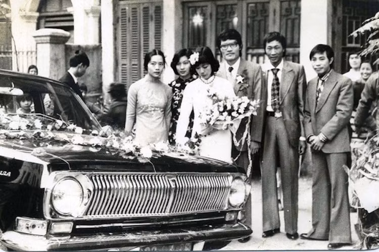 Vào những năm bao cấp, dù cuộc sống vẫn còn thiếu thốn nhiều mặt nhưng với suy nghĩ "cả đời chỉ có một lần", nhiều gia đình tại Hà Nội vẫn cố gắng tổ chức cho con em những đám cưới hoành tráng hơn. Các mẫu xe ôtô rước dâu thời đó chủ yếu là dòng xe Nga như Lada, Volga....