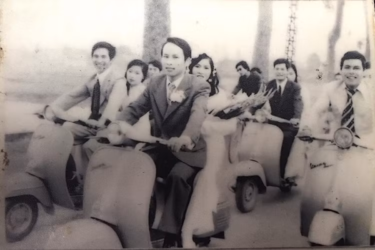 Vào khoảng thập niên 60 trở đi, những đám rước dâu với xe máy cũng đã bắt đầu dần xuất hiện, đặc biệt là tại thành phố Sài Gòn. Lúc này, các dòng xe được sử dụng thường là Vespa, Lambretta, sau đó là Cub và Honda 67.