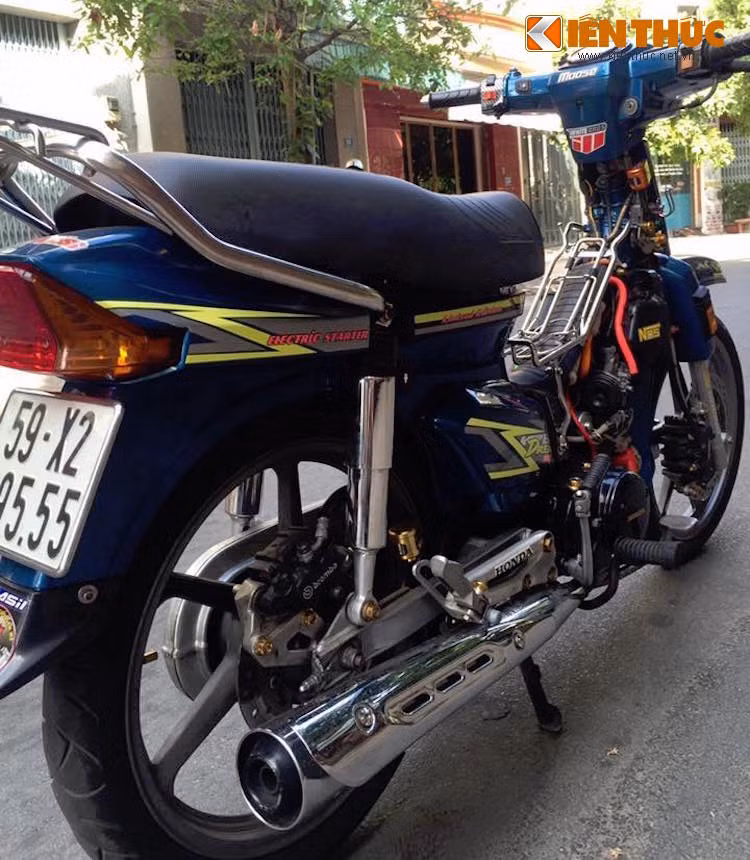 Bằng một số "đồ chơi" nhẹ nhàng, chiếc Honda Dream già cỗi đã trở nên ấn tượng và thể thao hơn.