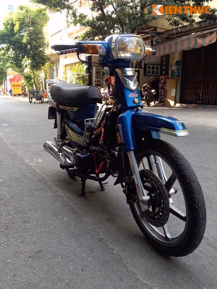 Chiếc Dream của biker Sài Gòn này đã được dọn lại theo đúng phong cách kiểng quen thuộc, sử dụng một số phụ tùng "độc" để tạo điểm nhấn thể thao hơn cho dòng xe Dream vốn khá "già".
