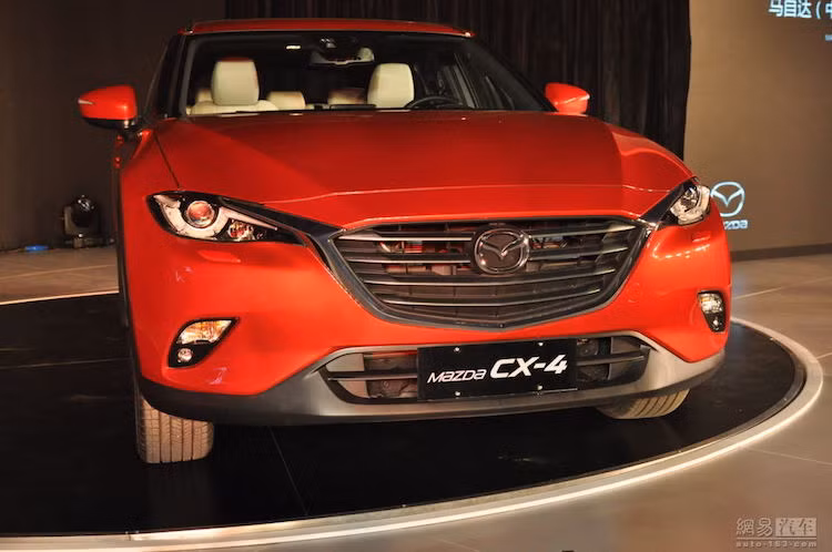 Giống như các dòng xe hiện tại của Mazda, CX-4 mới được thừa hưởng ngôn ngữ thiết kế Kodo năng động, thiết kế này mang đến cho xe ngoại thất quyến rũ, nắp ca-pô dài và nổi bật với thiết kế đèn pha LED tiêu chuẩn.