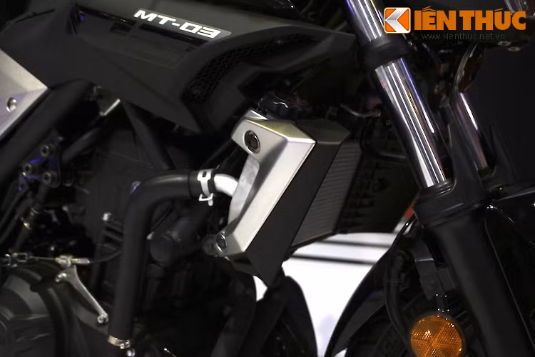 Do đã bỏ đi phần fairing nên dàn két tản nhiệt của MT-03 đã được Yamaha ốp thêm ở hai bên, tạo sự thẩm mỹ cho chiếc xe.