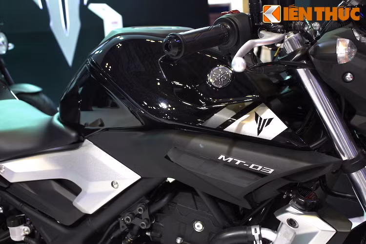 Toàn bộ bình xăng của mẫu naked bike MT-03 sở hữu thiết kế khác biệt so với R3, kéo dài ra phía trước chiếc xe. Ở vị trí người lái tì vào, bình xăng của xe ốp nhựa nhám thay vì sơn bạc như R3 và có logo của dòng MT dập nổi.