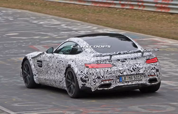 Để làm được điều này, thân xe nguyên bản của chiếc Mercedes AMG GT đã được "độ chế" lại theo phong cách của chiếc xe đua AMG GT3. Ngoài ra, AMG GT-R được dự đoán sẽ có trọng lượng giảm tới 100 kg so với AMG GT thường.