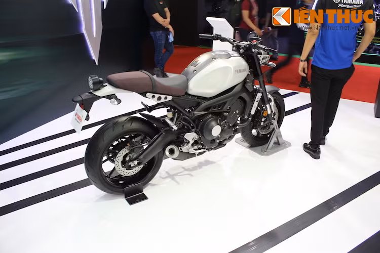 Tại Mỹ, một chiếc XSR900 với màu nhôm như đang được trưng bày tại Việt Nam có giá 9490 USD (tương đương 211 triệu đồng). Phiên bản với tem đấu Speed Block kỷ niệm 60 năm thành lập Yamaha có giá đắt hơn, 10.000 USD.