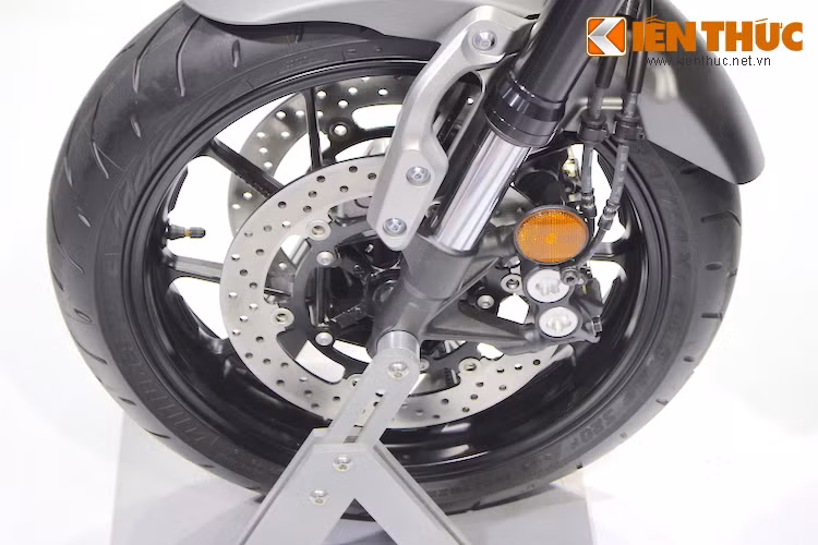 Bộ mâm của XSR900 có thiết kế "xương cá" y hệt như chiếc MT-09. Lốp trước sử dụng bản 120/70/17 tương tự như nhiều dòng xe 900-1000 cc khác. Hệ thống phanh 4 pis giúp cho XSR900 có độ an toàn cao hơn.