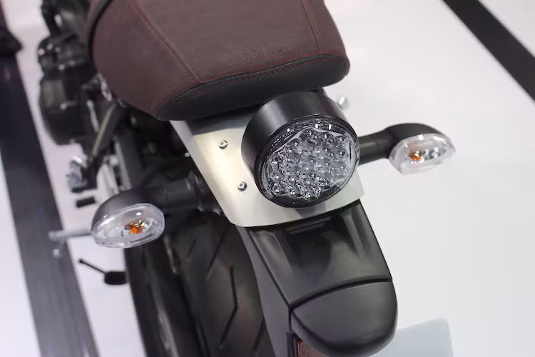 Đèn hậu của XSR900 có vẻ giống những chiếc xe độ theo phong cách cổ điển tuy nhiên trên thực tế, cụm đèn hậu của xe rất hiện đại khi được gộp lại từ 19 bóng LED nhỏ.