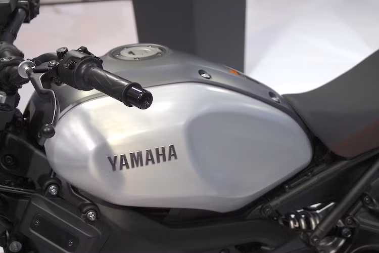 Bình xăng là một trong những chi tiết còn giữ lại được từ mẫu concept Faster Wasp của XSR900. Chiếc xe được trưng bày ở Việt Nam có bình xăng bằng nhôm phay xước, chỉ được phủ sơn bóng, khiến chiếc xe còn cá tính hơn.