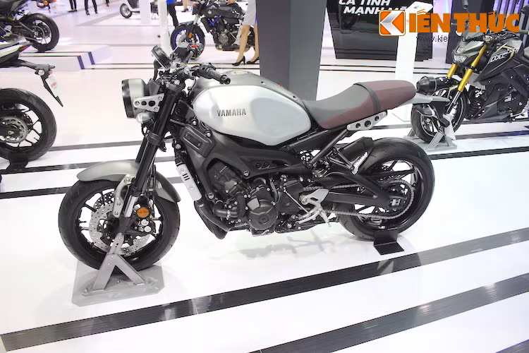 Nhìn tổng thể, XSR900 có vẻ ngoài vừa cổ điển nhưng lại mang các chi tiết thiết kế hiện đại như bộ khung hay vành đúc, khiến toàn bộ chiếc xe mang đậm phong cách "retro-chic". Dù có vẻ ngoài hơi cổ điển nhưng XSR900 là một chiếc xe hiện đại với đầy đủ các trang bị như ABS, hệ thống điều chỉnh lực kéo, hệ thống giảm xóc có thể điều chỉnh...