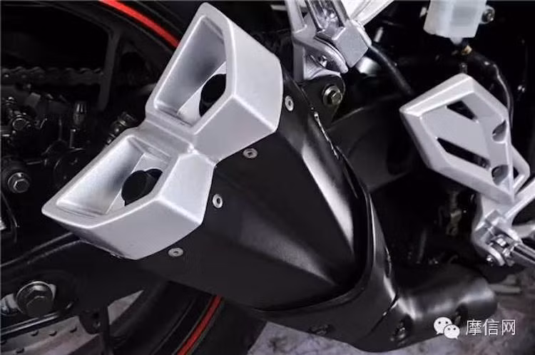 Phần ống xả của RZ35 được thiết kế khác biệt hoàn toàn so với R3 thật với kiểu dáng góc cạnh, 2 đường xả và khá giống với một mẫu xe phân khối lớn khác là Kawasaki Z1000.