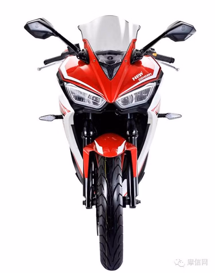 XGJAO RZ35 vẫn sử dụng mâm 5 cánh chữ Y cùng lốp trước với bản 110/70/17 y hệt Yamaha R3 nguyên bản. Tuy nhiên là sản phẩm nhái, chiếc xe chỉ có lốp nội địa rẻ tiền thay vì Michelin Pilot Street như xe thật.