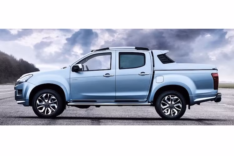 Về hệ động lực, phiên bản Centurion hoàn toàn không có gì khác biệt so với các bản D-Max khác với động cơ 2.5l diesel tăng áp kép có công suất 161 mã lực cùng mô-men xoắn cực đại 400 Nm.