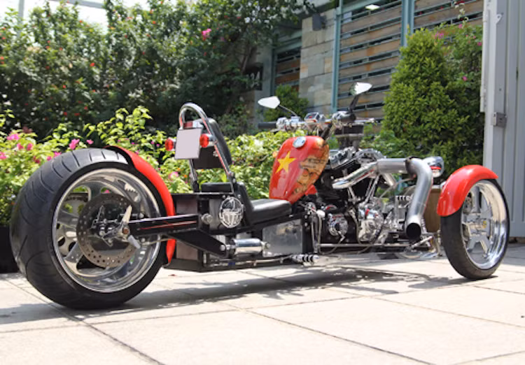 Theo Jack Fleming, người yêu xe có thể coi Roadstercycle là một mẫu xe hot-rod (từ dùng để chỉ những chiếc ôtô Mỹ cổ, kết cấu đơn giản nhưng có động cơ mạnh mẽ) 3 bánh đầy phong cách và "nổi loạn".