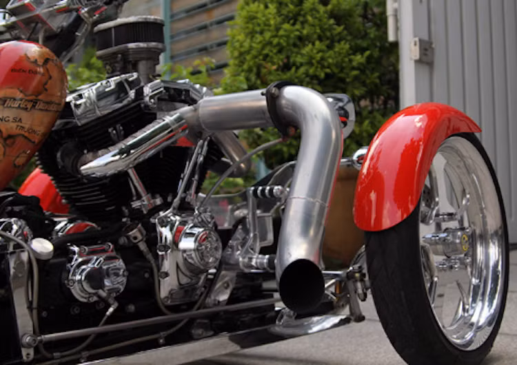 Bên cạnh máy Harley-Davidson, một động cơ thường được sử dụng cho xe là máy của Yamaha V-Max. Hệ thống xả của chiếc Roadstercycle ở Việt Nam được đặt ở bên phải xe và có đường kính ống xả cực lớn.