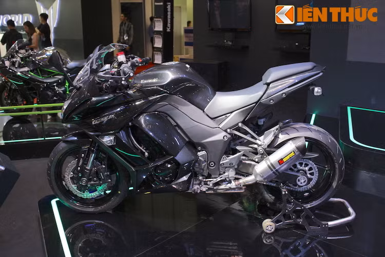 Bộ khung của Ninja 1000 cũng được tận dụng từ Z1000, trong khi tư thế lái của xe thoải mái hơn do thuộc dòng sport touring đường trường. Mặc dù vậy, xe vẫn sở hữu kiểu dáng rất kích thích và hấp dẫn.