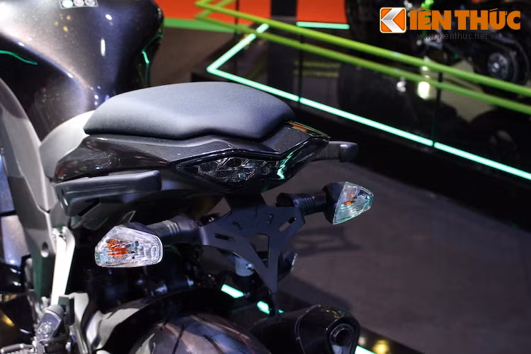 Đuôi trên Ninja 300 có thiết kế vuốt về phía sau và sử dụng đèn hậu LED khá giống Z800.