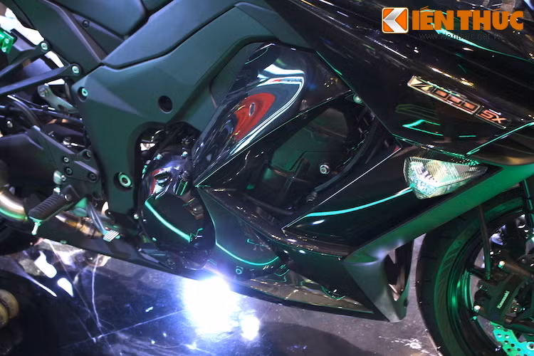 Giống Z1000, Ninja 1000 được trang bị động cơ 4 xi-lanh thẳng hàng dung tích lên tới 1043 cc làm mát bằng chất lỏng. Công suất tối đa của động cơ là 138 mã lực, trong khi mô-men xoắn cực đại là 109 Nm.