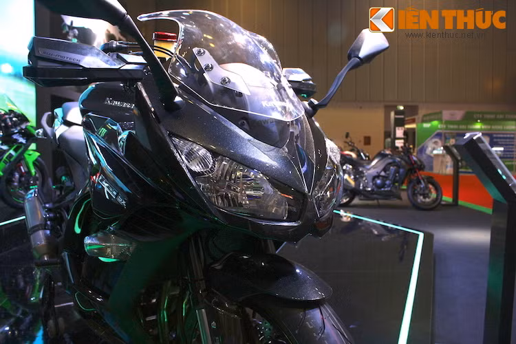 Điểm khác biệt lớn nhất của Ninja 1000 và Z1000 đó là toàn bộ phần quây trước của xe đã được bao trọn trong một chiếc quây gió đầy đủ, với đèn pha ở phía trước gợi nhớ về chiếc Ninja 300 ở phân khúc thấp.