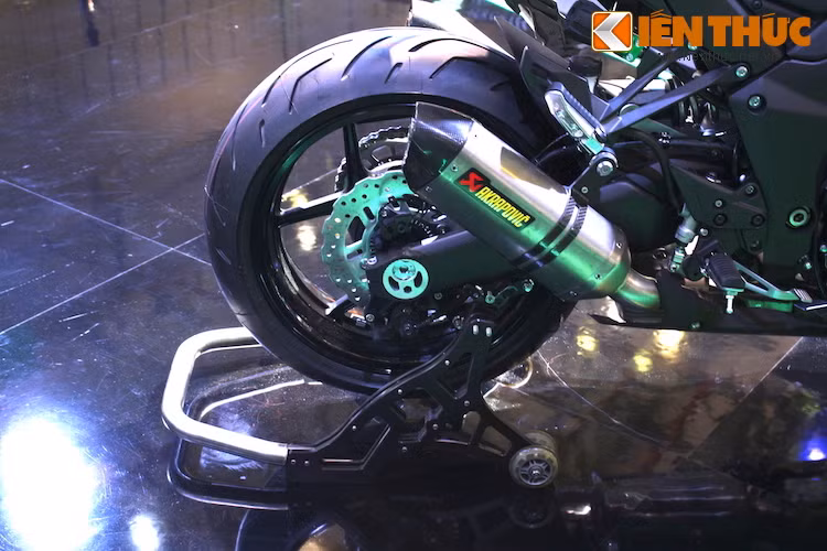 Chiếc Ninja 1000 đầu tiên tại Việt Nam còn được trang bị tùy chọn pô Akrapovic ở cả 2 bên thân xe, khiến công suất còng được nâng thêm một chút.