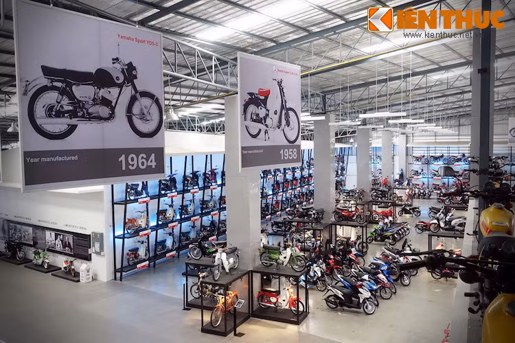Nằm tại tỉnh Kanchanaburi ở Thái Lan và cách trung tâm Bangkok khoảng 128 km, LHM Motorcycle Museum có thể coi là bảo tàng về xe lớn nhất Đông Nam Á, hội tụ đầy đủ các mẫu xe nổi tiếng trong khu vực của Yamaha, Honda, Suzuki và Kawasaki.