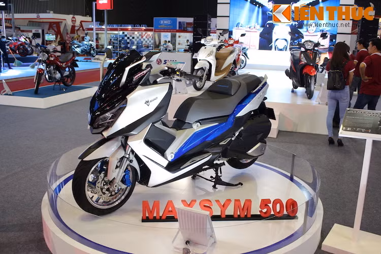 Mẫu xe concept maxi scooter SYM Maxsym 500 đã được ra mắt lần đầu tiên tại triển lãm EICMA 2015. Theo SYM, chiếc xe được thiết kế với kiểu dáng đột phá để "thách thức' thị trường xe scooter hiện nay.