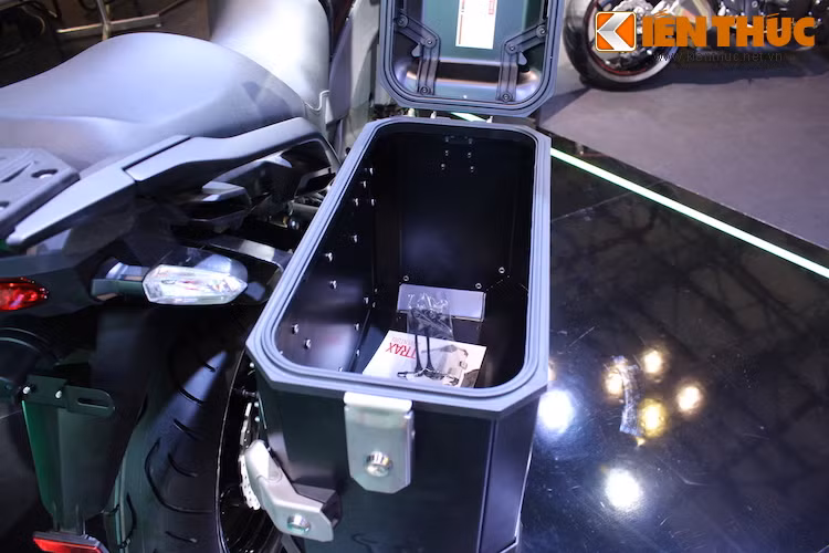 Mỗi chiếc thùng này có thể tích cực lớn lên tới 37 lít, khiến tổng thể tích mà chiếc xe có được là 74 lít. Đương nhiên, chúng cũng được thiết kế để có thể chống va đập và chống nước.
