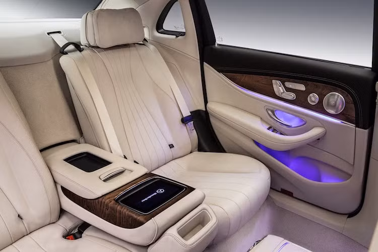 Không chỉ rộng rãi hơn, hàng ghế sau của xe còn có nhiều trang bị cao cấp như hệ thống đèn LED chiếu sáng và cổng USB. Khách hàng có thể đặt thêm hệ thống thông tin giải trí cho hàng ghế sau kèm màn hình điều khiển cảm ứng và sạc điện thoại không dây. Gập tì tay ở giữa lên, E-Class L có khả năng ngồi được 3 người ở hàng ghế sau.