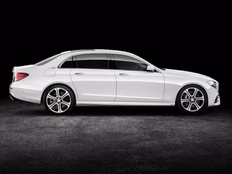 So với E-Class thường, trục cơ sở của E-Class L đã được kéo dài thêm 14 cm, giúp chiếc xe đạt tổng chiều dài lên tới 5,063 m. Với sự gia tăng kích thước này, trục cơ sở của E-Class L thậm chí còn dài hơn S-Class bản tiêu chuẩn (3,079 m so với 3,035 m).