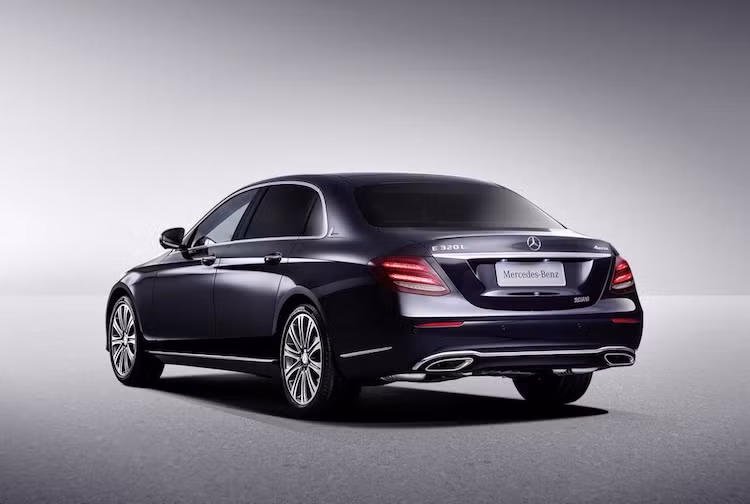 Tuy nhiên hiện vẫn chưa rõ Mercedes sẽ sử dụng loại động cơ nào trên phiên bản E320L. Nhiều dự đoán cho rằng xe sẽ vẫn có động cơ 2.0l như E200L nhưng có công suất cao hơn nhằm "né" thuế dành cho các động cơ với dung tích lớn đang được chính phủ Trung Quốc áp dụng.