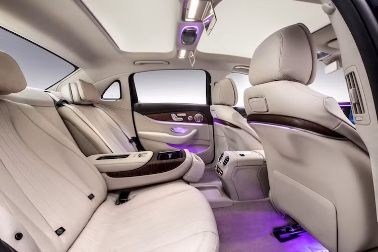 Với việc gia tăng độ dài trục cơ sở, chiếc xe cũng có không gian lớn hơn nhiều cho những hàng khách ngồi ở băng ghế sau. Khoảng để chân của ghế sau trên E-Class L đã tăng tới 134 mm so với phiên bản thường.