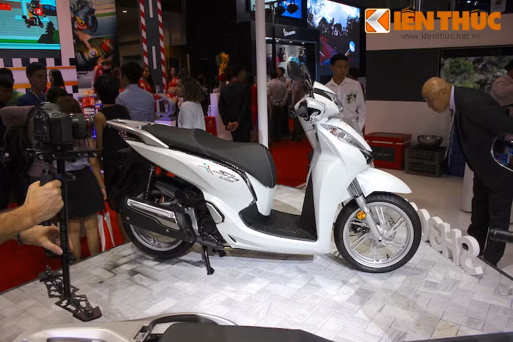 So với thế hệ trước, SH 300i 2016 sở hữu một thiết kế thân xe "mượt mà" và ít bị gián đoạn hơn phiên bản cũ. Độ dài trục cơ sở đã được kéo ra thêm 16 mm, khiến xe vận hành ổn định và có dáng "trường" hơn.