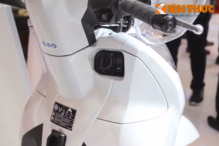 Là một mẫu xe tay ga cao cấp của Honda, SH 300i cũng sở hữu hệ thống khóa thông minh Smart Key tương tự các phiên bản SH và PCX ở Việt Nam. Trên thực tế, SH 300i là một trong những mẫu xe đầu tiên có hệ thống này.