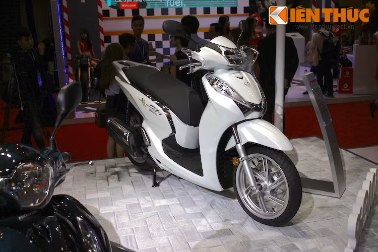 Vào đầu hè 2015, Honda SH 300i 2016 đã lần đầu tiên được giới thiệu tại Ý. Rất nhanh chóng, chỉ tới khoảng tháng 8/2015, những chiếc xe đầu tiên đã được nhập khẩu tư nhân về Việt Nam. Tuy nhiên tại triển lãm VMCS 2016, một chiếc SH 300i nhập khẩu bởi Honda Việt Nam mới xuất hiện trước công chúng.