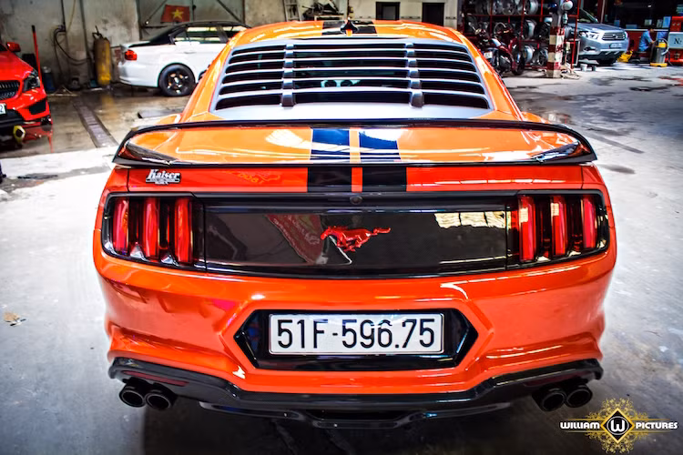 Ở phía sau, chủ xe tiếp tục trang bị cho chiếc Mustang cánh khuếch tán dưới cản, ốp nắp khoang hành lý và cánh đuôi bằng sợi carbon.