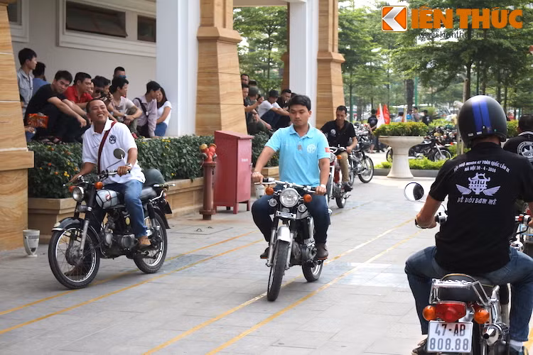 Ở trò chơi thi đi xe chậm, nhiều thành viên đã "trổ tài" điều khiển và giữ thăng bằng xe khéo léo, kết hợp với côn nhịp nhàng để luôn giữ thăng bằng trong một đường hẹp.