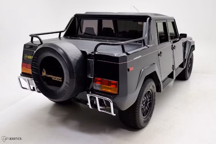 Ban đầu, nguyên mẫu Cheetah có động cơ V8 của Chrysler được đặt phía sau đuôi xe, tuy nhiên cách bố trí này gây ảnh hưởng nặng tới khả năng việt dã của chiếc xe. Chính vì vậy, Lamborghini đã tiếp tục tạo ra nguyên mẫu LMA002 với động cơ V12 đặt trước của hãng.