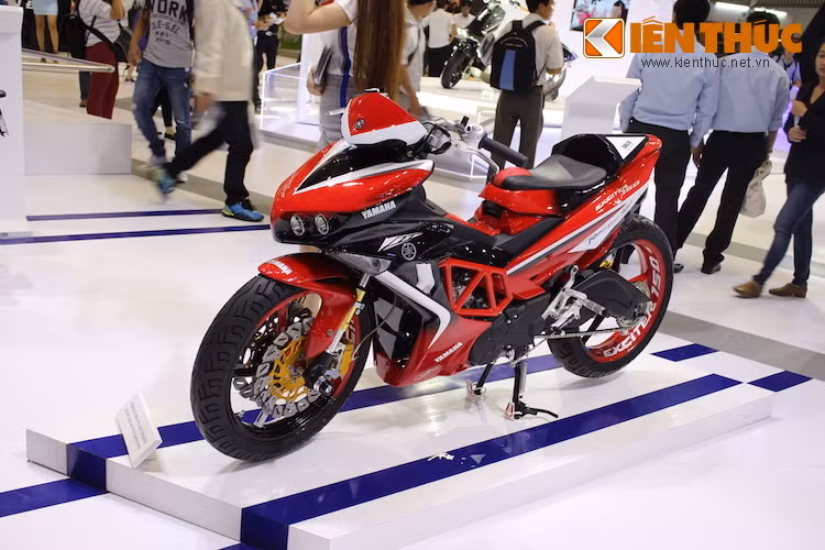 Bên cạnh Exciter độ phong cách MotoGP, chiếc Yamaha Exciter 150 độ theo kiểu X1R này là một trong 2 mẫu xe độ được Yamaha trưng bày tại Triển lãm xe máy Việt Nam 2016.