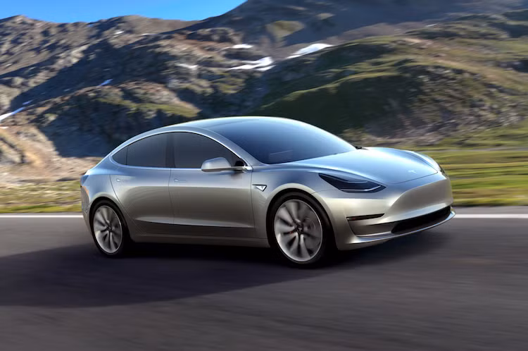 Chi tiết kỹ thuật về hệ động lực của Model 3 vẫn chưa được Tesla công bố chính xác, tuy nhiên nhiều khả năng xe sẽ có 2 động cơ điện được đặt ở trục trước và sau tạo thành hệ dẫn động 4 bánh. Trong lễ ra mắt, ông Elon Musk - giám đốc điều hành Tesla đã khẳng định: "Chúng tôi không tạo ra những mẫu xe chậm chạp", như vậy có thể tin rằng chiếc xe sẽ có tốc lực khá tốt.