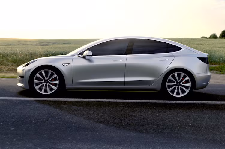 Với pin được đặt ở sàn xe, cũng giống như Model S, Model 3 sẽ có 2 khoang hành lý ở cả phía trước và sau xe. Ngoài ra, chiếc xe sẽ chạy được ít nhất 346 km mỗi lần sạc điện và đạt thời gian tăng tốc 0-100 km/h trong dưới 5 giây.