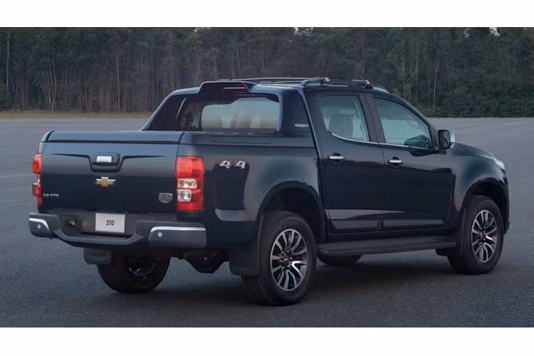 Những thay đổi ở phía sau chỉ bao gồm đèn hậu mới, với tùy chọn bóng LED. Cuối cùng, Chevrolet đã bổ sung thêm 2 màu mới cho Colorado là Old Blue Eyes và Blue Black Gold.