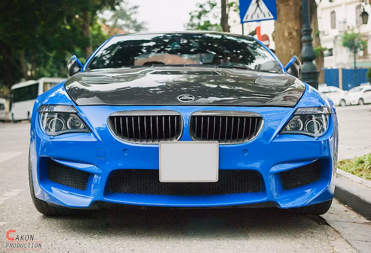 Toàn bộ cản trước của chiếc xe được thay mới, với thiết kế mang phong cách cản trước của hãng độ Hamann trên M6 thế hệ mới, khiến chiếc BMW M6 đời cũ trông mới mẻ hơn.