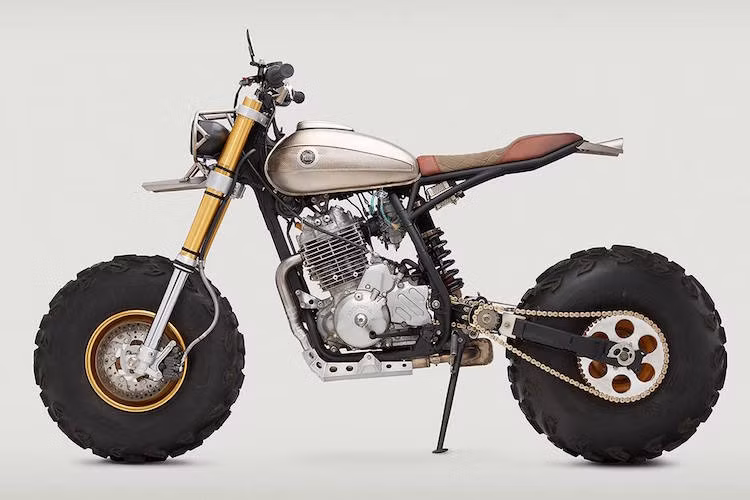 Bình xăng của Honda XR650L đã được thay bằng bình từ Honda CM185T, với nước sơn bị tẩy sạch, vỏ bình đánh bóng và phủ sơn bóng lên.