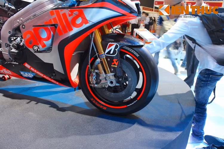 "Dàn chân" của RS-GP cũng đầy đẳng cấp và hiện đại với bộ phuộc Ohlins điều khiển điện tử, heo Brembo Monobloc, cặp mâm Marchesini và đĩa phanh carbon Brembo.