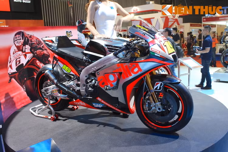 Siêu môtô RS-GP là dự án đầu tiên được thực hiện 100% bởi Aprilia, và mở ra một "trang sử" mới cho nhà sản xuất tới từ Noale - Italia này. Theo ông Romano Albesiano, người đứng đầu bộ phận đua xe Reparto Corsa của Aprilia cho biết, ông đã cùng một đội khoảng 70 kỹ sư chế tạo ra chiếc RS-GP từ con số 0.