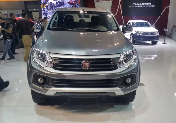 So với Triton, khác biệt lớn nhất của Fullback nằm ở phần đầu xe với cản trước và lưới tản nhiệt hoàn toàn mới, tuy nhiên vẫn giữ nguyên đèn pha của Triton.