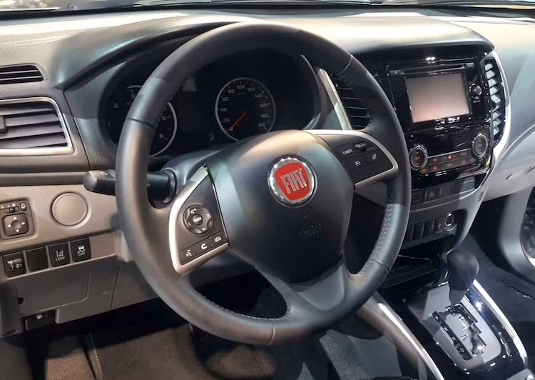 Bên trọng nội thất của xe, logo Mitsubishi đã được thay thế bằng Fiat. Ngoài khác biệt đó ra, Fullback cũng sở hữu nội thất khá sang trọng và tiện nghi tương tự như xe sedan.