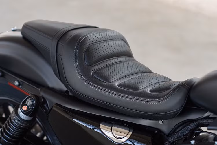 Có chiều cao yên 785 mm cùng tay lái thấp và vị trí để chân kéo lùi về phía sau hơn so với các dòng Harley cruiser khác, những người lái với chiều cao lớn sẽ gặp khó khăn hơn khi điều khiển Roadster. Harley cũng đưa ra 2 tùy chọn yên cho xe - yên solo hoặc yên đôi.